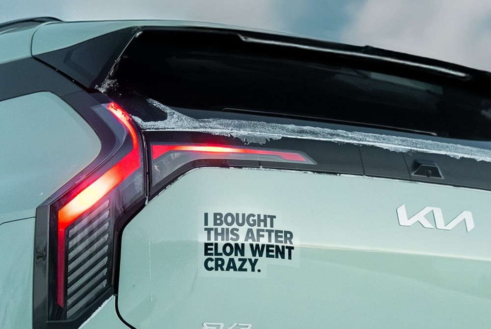 A screen capture shows the Kia Norway photo of an EV3 with a bumper sticker saying