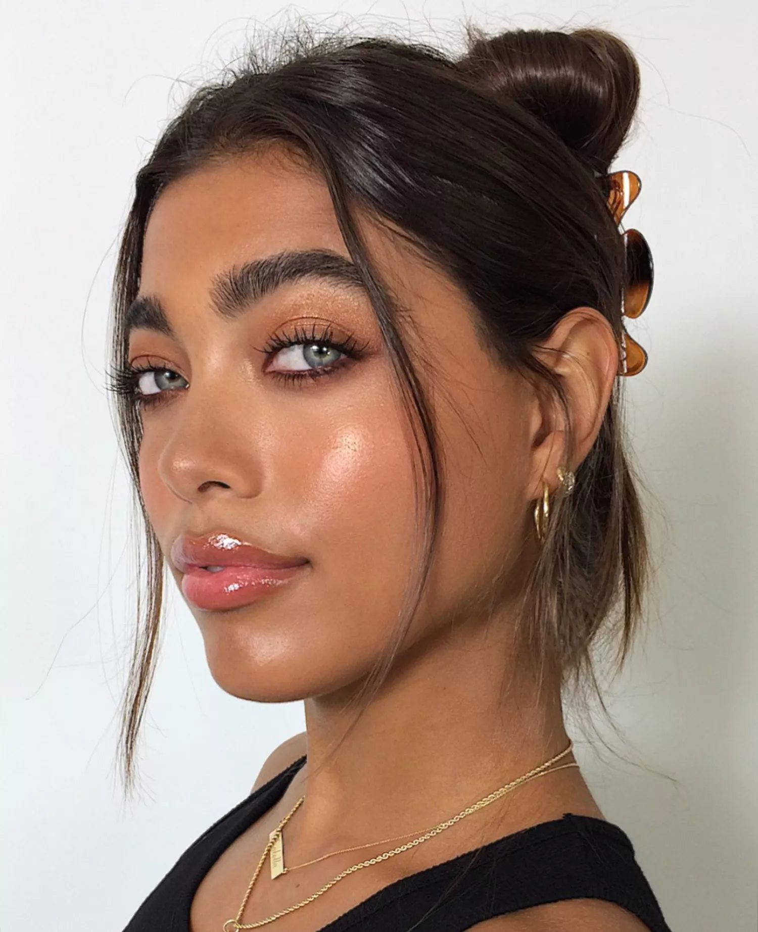model wears bronzy nude makeup look